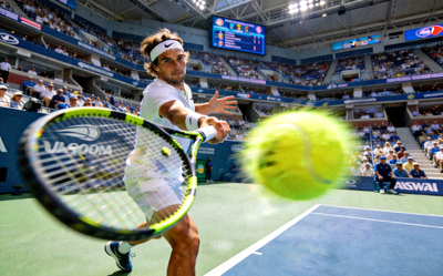 网球大满贯赛事发球瞬间